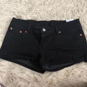 Stretchy Levi’s black jean shorts